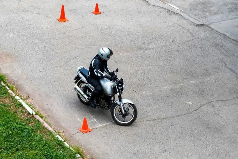 Diese Motorradbekleidung ist Pflicht für Fahrschule & Fahrprüfung